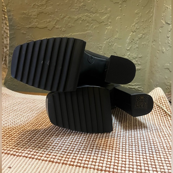 LAMODA BLACK FAUX LEATHER PLATFORM HEELS - Picture 3 of 6